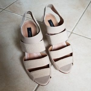 Woman's shoes size 6